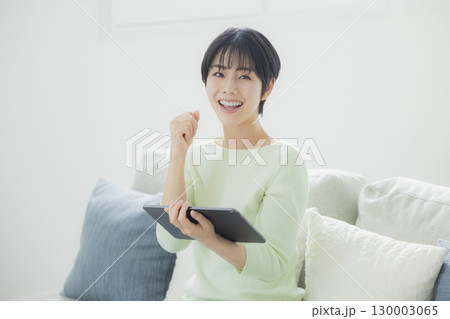 タブレットを操作する女性 130003065