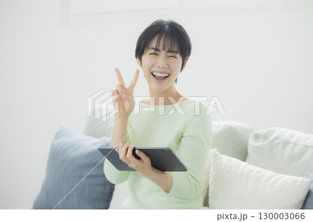 タブレットを操作する女性 130003066