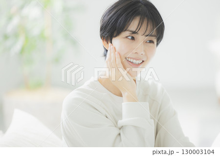 ベッドの女性　 130003104