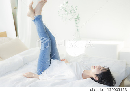 ベッドの女性 ベッドの女性 130003138