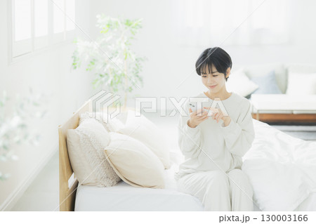 ベッドの女性 ベッドの女性 130003166