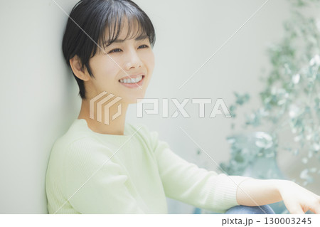 壁にもたれている若い女性 壁にもたれている若い女性 130003245