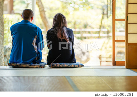 田舎風の家の和室の縁側で語らっている男女 130003281