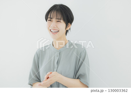 大笑いする若い女性　　 130003362