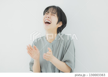 大笑いする若い女性　　 130003363