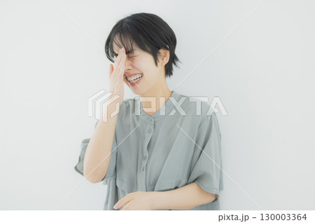大笑いする若い女性　　 130003364