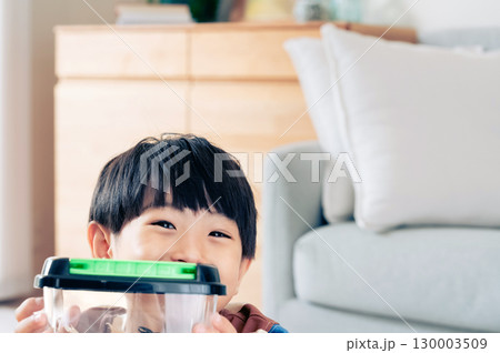 クワガタの観察をする男の子 130003509