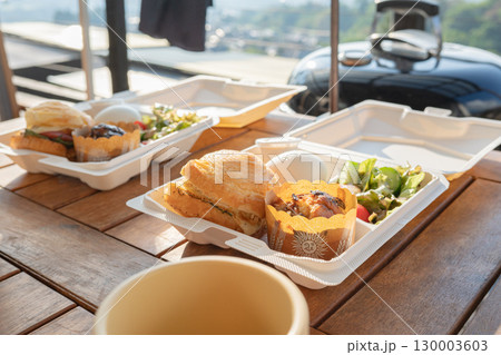 テラス席で食べる朝食 130003603