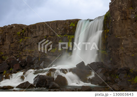 北欧の島国アイスランド　ギャオと呼ばれる地球の割れ目がある世界遺産シンクヴェトリル国立公園の滝 130003643
