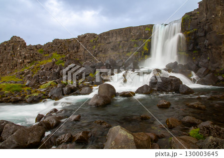 北欧の島国アイスランド ギャオと呼ばれる地球の割れ目がある世界遺産シンクヴェトリル国立公園の滝 北欧の島国アイスランド ギャオと呼ばれる地球の割れ目がある世界遺産シンクヴェトリル国立公園の滝 130003645