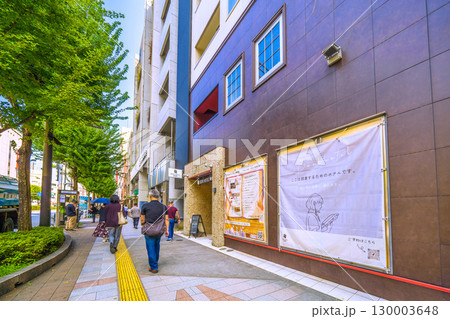 日本の東京都市景観　神田神保町・北向きに店が並ぶ古書店街やBOOK HOTEL神保町……＝8月21日 130003648