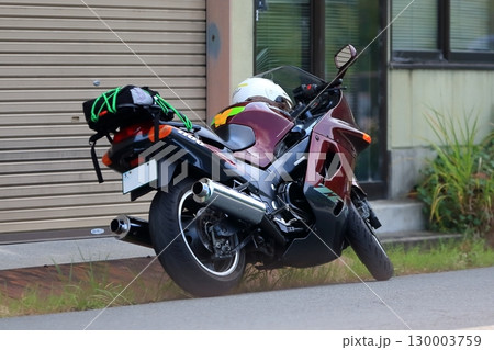駐車中の大型バイク 駐車中の大型バイク 130003759