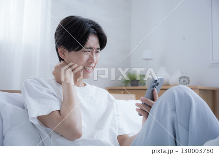 スマホを持って驚く困るビックリする人 130003780