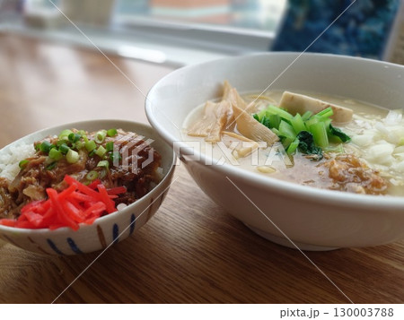 ランチには八重山そばとソーキ丼 130003788
