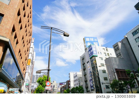 書店が立ち並ぶ東京神田神保町 130003809