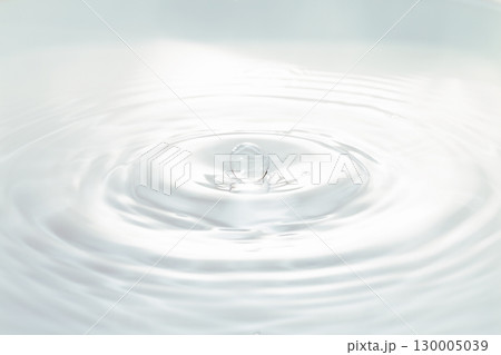 水面に落ちる水滴. 水面に落ちる水滴. 130005039