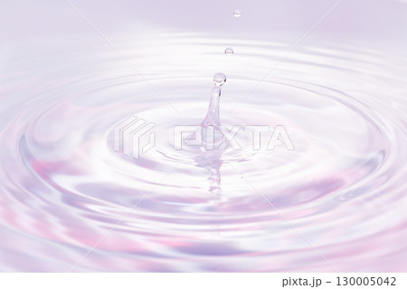 水面に落ちる水滴. 130005042