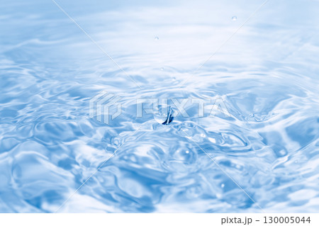水面に落ちる水滴. 130005044