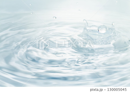 水面に落ちる水滴. 水面に落ちる水滴. 130005045