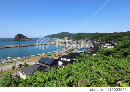 山形 鶴岡 高台から望む由良温泉街と白山島 山形 鶴岡 高台から望む由良温泉街と白山島 130005063