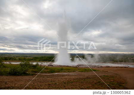 北欧の島国アイスランド　観光名所ゴールデンサークルのグレートゲイシールのストロックル間欠泉 130005362