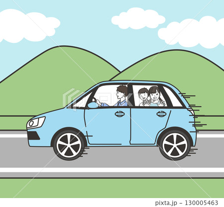山々の景色を背景に家族が楽しむ車のドライブ風景 130005463