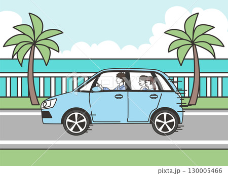 夏の海辺を背景に家族が車でおでかけドライブする風景 130005466