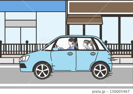 市街地や商店街を走る家族の車ドライブイメージ 130005467