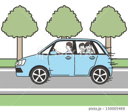 母親が運転し子供たちと木々の並ぶ道路を楽しくドライブ 130005469