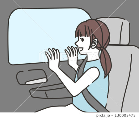 女の子が車の窓から外を眺めて笑顔になるシーン 130005475