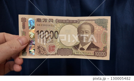 一万円札を持つ男性の手 130005482