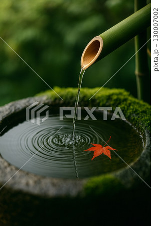 竹筒から落ちる水と紅葉 / Bamboo Water and Autumn Leaf 130007002
