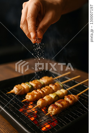 焼き鳥に塩を振る / Grilled Yakitori with Salt 130007197