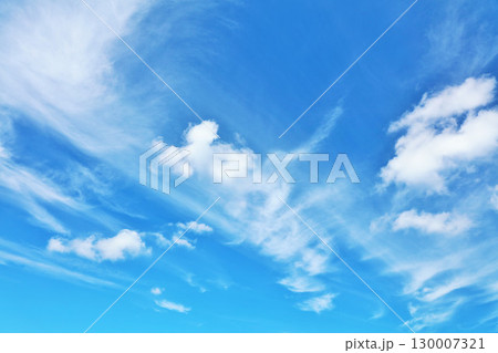 秋の青空と雲 130007321