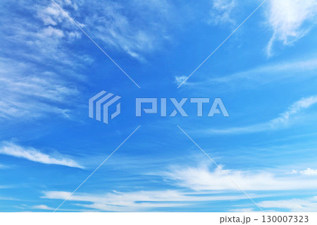 秋の青空と雲 秋の青空と雲 130007323