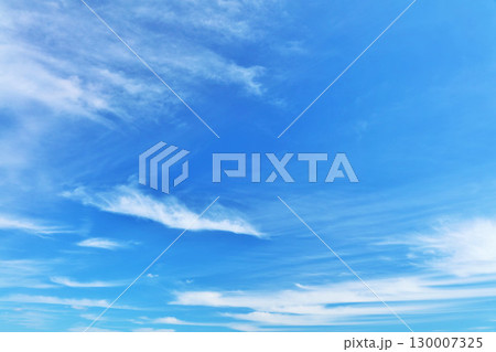 秋の青空と雲 130007325