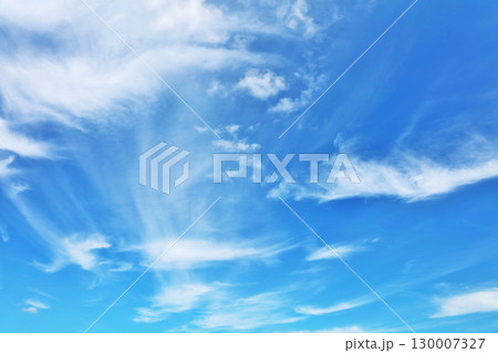 秋の青空と雲 秋の青空と雲 130007327