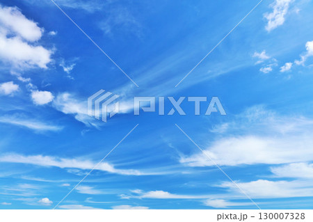 秋の青空と雲 秋の青空と雲 130007328