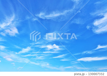 秋の青空と雲 130007332