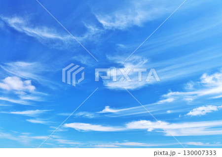 秋の青空と雲 130007333