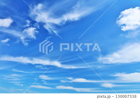 秋の青空と雲 秋の青空と雲 130007338