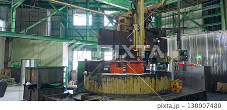 工場の大型工作機械 工場の大型工作機械 130007480