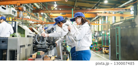 工場で作業する作業員グループ 工場で作業する作業員グループ 130007485