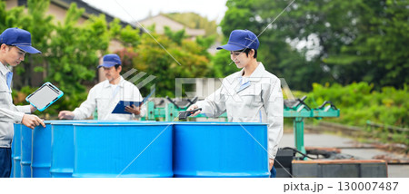 ドラム缶を検査する作業員グループ 130007487