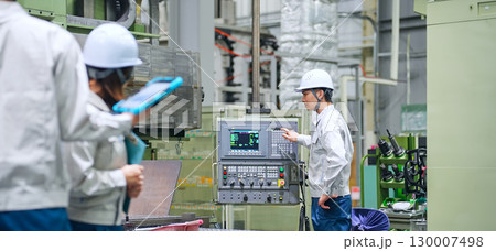 工場で働く作業員グループ 130007498