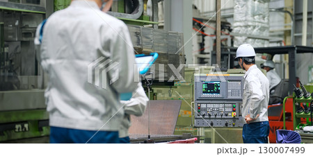 工場で働く作業員グループ 工場で働く作業員グループ 130007499