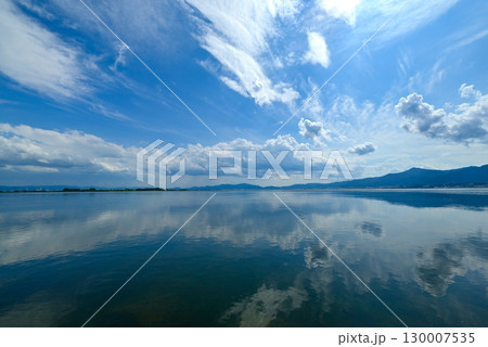 凪の琵琶湖と湖面に映る雲 凪の琵琶湖と湖面に映る雲 130007535