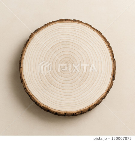 木の年輪と断面 明るいベージュ背景の木材 130007873