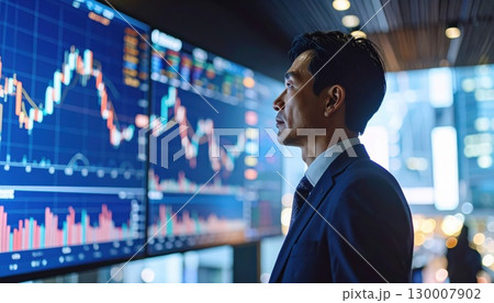《AI画像》株価チャートを確認するビジネスマン 《AI画像》株価チャートを確認するビジネスマン 130007902