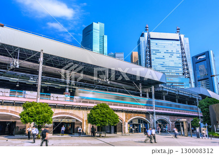 日本の東京都市景観8月21日。新橋駅や新橋SL広場、汐留の超高層ビル群などを望む 日本の東京都市景観8月21日。新橋駅や新橋SL広場、汐留の超高層ビル群などを望む 130008312